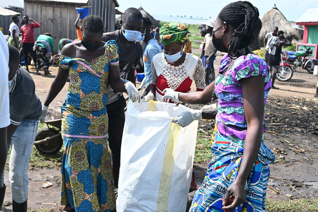 Environmental Defenders organized cleaning operations to remove plastic debris and polythene bags from a fishing community on Lake Albert
